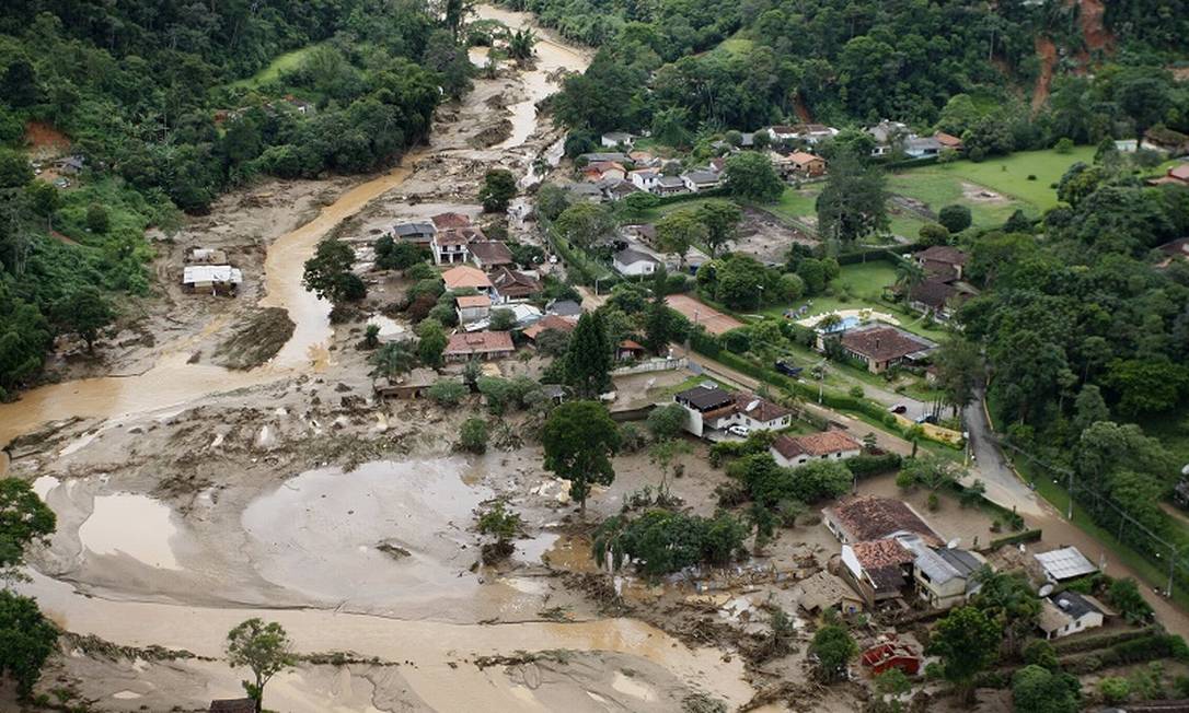 Devastação. Do alto, a vista da devastação na região de Itaipava, em Petrópolis: casas sumiram num mar de lama Foto: Domingos Peixoto 12/01/2011 / Agência O Globo